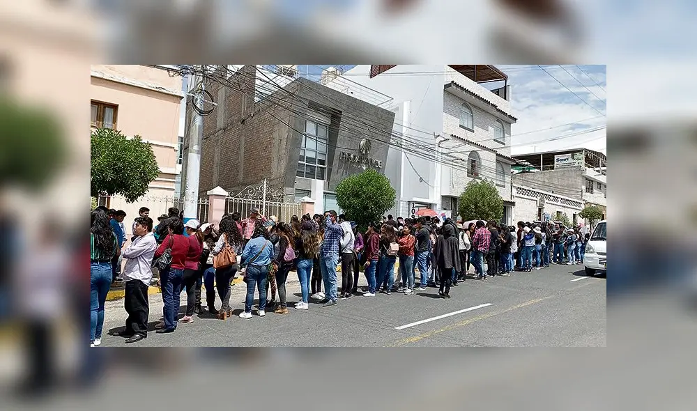 preocupación. Se calcula que en Arequipa, hay un total de 8 817 universitarios en Alas Peruanas. Ayer formaron largas colas para ingresar a cita con Sunedu. preocupación. Se calcula que en Arequipa, hay un total de 8 817 universitarios en Alas Peruanas. Ayer formaron largas colas para ingresar a cita con Sunedu.