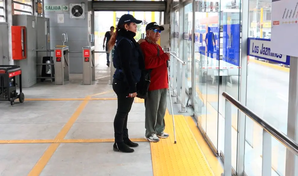 Los pisos podotáctiles ayudan a las personas con discapacidad visual. Foto: Metropolitano / Facebook