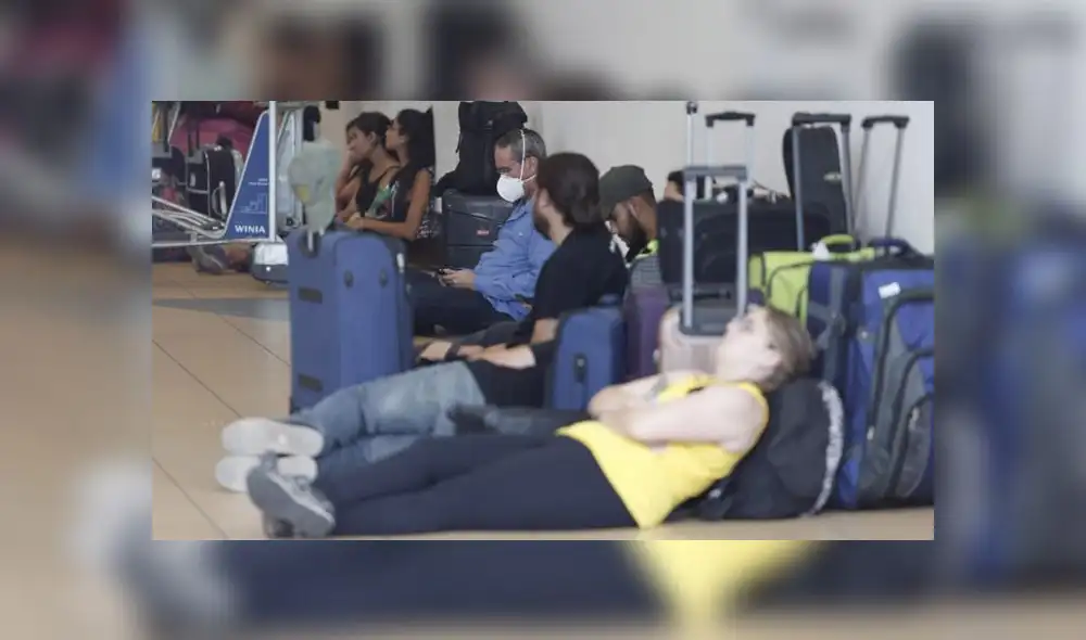 Mientras que algunos pudieron alcanzar boletos para volar antes del cierre de fronteras, otros buscan opciones para alojarse los próximos 15 días. (Foto: Antonio Melgarejo / La República) Mientras que algunos pudieron alcanzar boletos para volar antes del cierre de fronteras, otros buscan opciones para alojarse los próximos 15 días. (Foto: Antonio Melgarejo / La República)