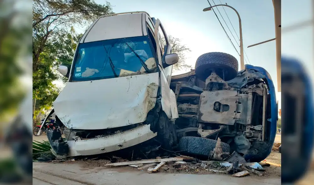 La camioneta blanca quedó suspendida sobre el vehículo azul. Foto: La República/Almendra Ruesta La camioneta blanca quedó suspendida sobre el vehículo azul. Foto: La República/Almendra Ruesta