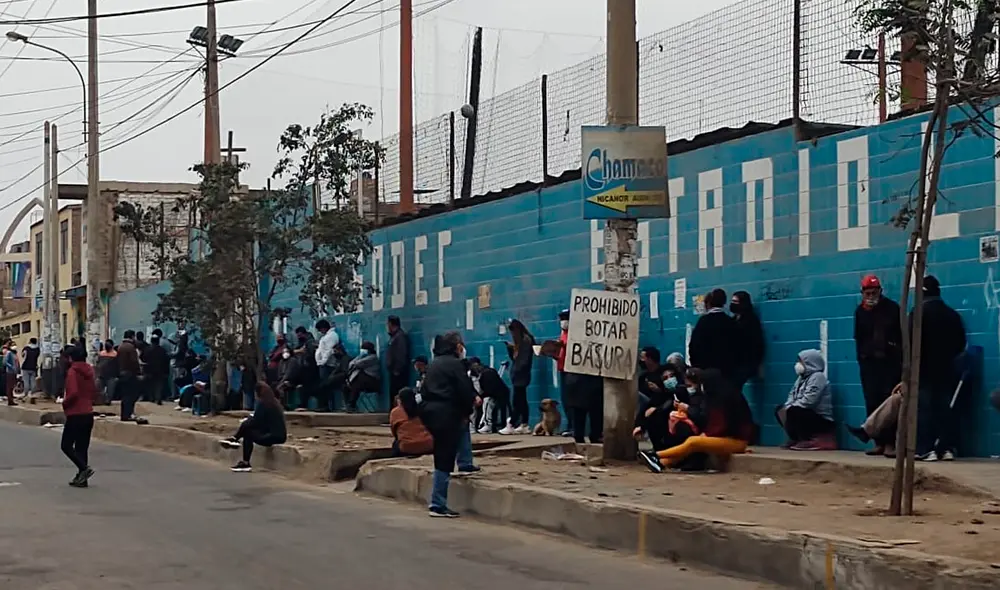 Caos y aglomeraciones se refleja en la jornada de vacunación del Minsa. Foto: Edson Henriquez / La República