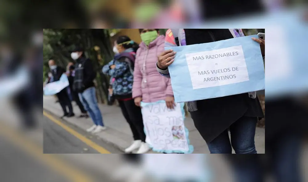 Ciudadanos argentinos piden regresar a su país en la embajada Argentina. Créditos: John Reyes / La República