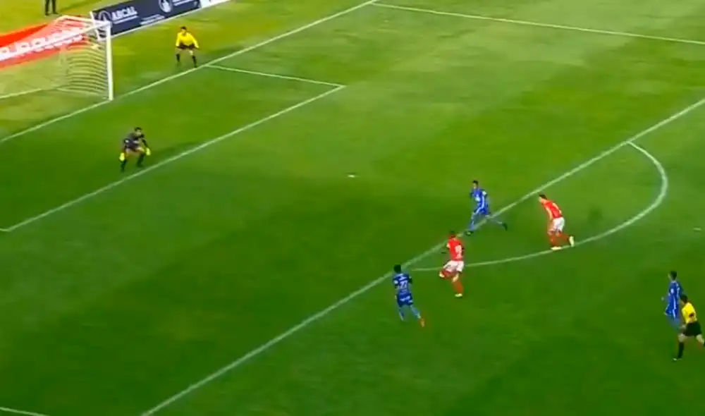 El futbolista colombiano decretó el cuarto tanto definitivo para Cienciano en duelo frente a Santos FC por la jornada 22 de la Segunda División.