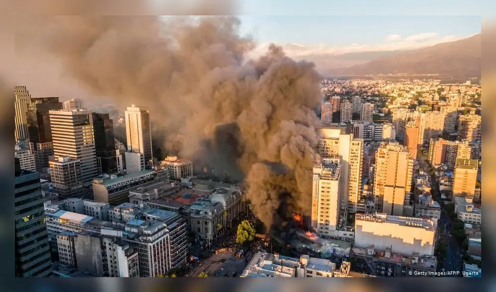 Diversos incendios se registraron en Chile luego de violentas protestas en contra del gobierno de Sebastián Piñera Diversos incendios se registraron en Chile luego de violentas protestas en contra del gobierno de Sebastián Piñera
