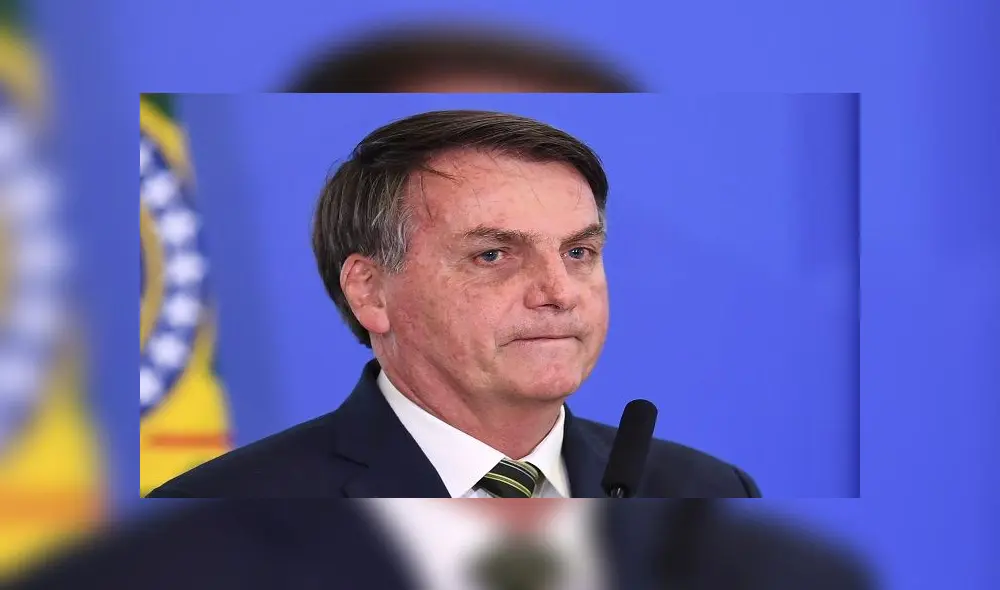 Brazilian President Jair Bolsonaro gestures as he delivers a speech during the inauguration ceremony of Andre Mendonca as new Justice Minister at Planalto Palace in Brasilia, on April 29, 2020. - Mendonca replaces Sergio Moro, who resigned after disagreements with President Bolsonaro. (Photo by EVARISTO SA / AFP)