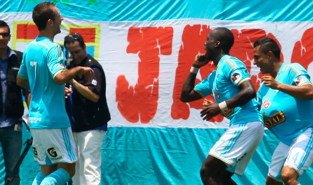 Horacio Calcaterra y Luis Advíncula jugaron juntos en Sporting Cristal en el año 2014. | Foto: GLR Horacio Calcaterra y Luis Advíncula jugaron juntos en Sporting Cristal en el año 2014. | Foto: GLR