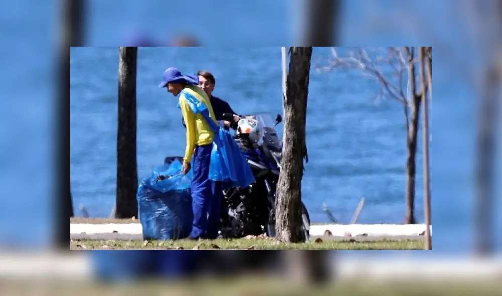 El presidente Jair Bolsonaro sin mascarilla es fotografiado hablando con un empleado de la residencia oficial. Foto: Difusión.