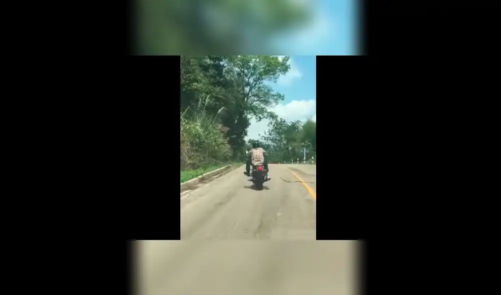 Sorprende en YouTube aparición de serpiente en pleno viaje de motocicleta [VIDEO]