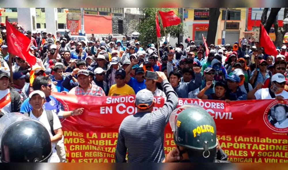Con protestas obreros de Construcción Civil exigen liberación de dirigentes. Con protestas obreros de Construcción Civil exigen liberación de dirigentes.