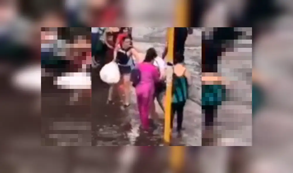 Momento exacto en que una niña es arrastrada por la corriente en medio de una tormenta   [VIDEO]