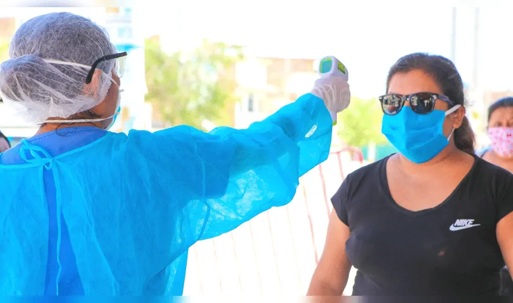 Personal de salud midio la temperatura corporal de los usuarios. Personal de salud midio la temperatura corporal de los usuarios.