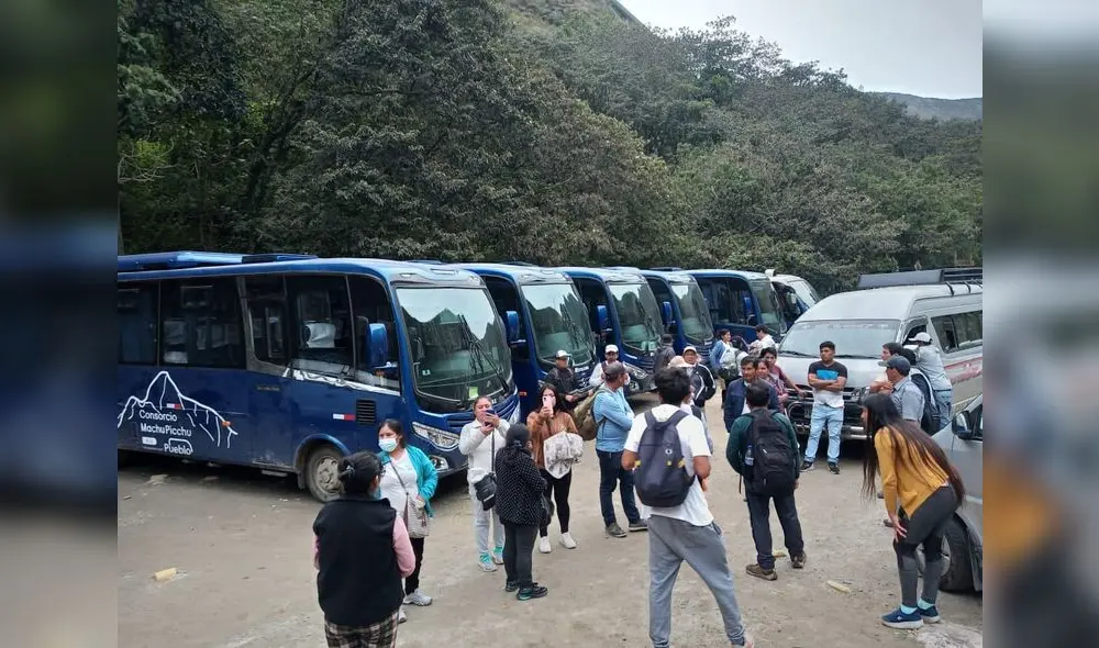 Buses fueron inmovilizados por usar vía férrea. Foto: sufusión. Buses fueron inmovilizados por usar vía férrea. Foto: sufusión.