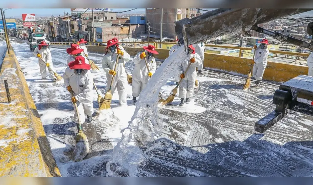 Se requirieron más de 6 mil litros de desinfectante para la limpieza.