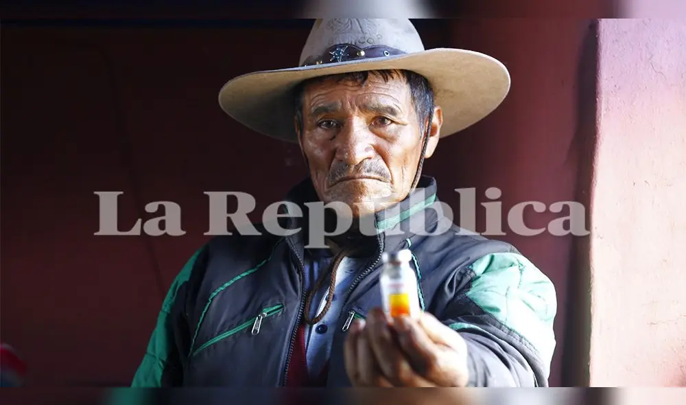 La Fiscalía y la Autoridad Local del Agua recogieron muestras del Paratía que serán enviadas a un laboratorio de Lima para su análisis y determinar la causa de la contaminación.