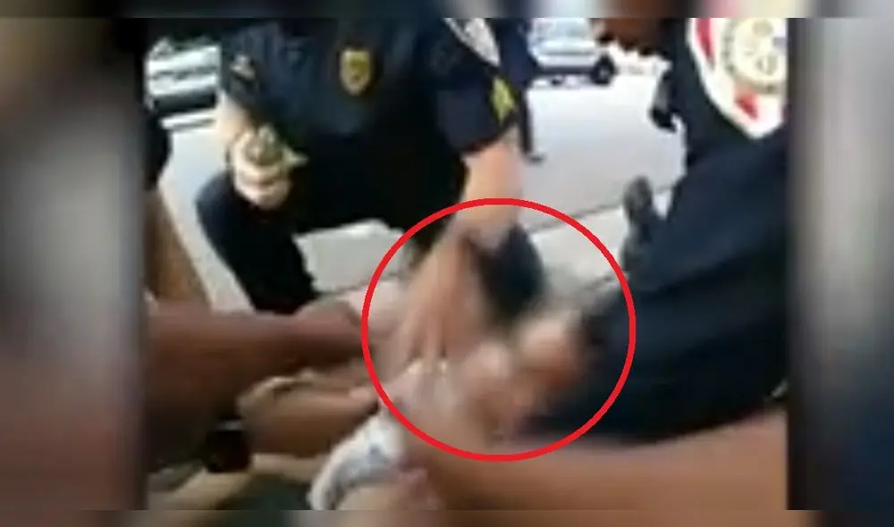 Una mamá corrió hacia un patrullero con su hijo en brazos, que no respiraba por haberse ahogado con una galleta. Foto: Captura. Una mamá corrió hacia un patrullero con su hijo en brazos, que no respiraba por haberse ahogado con una galleta. Foto: Captura.