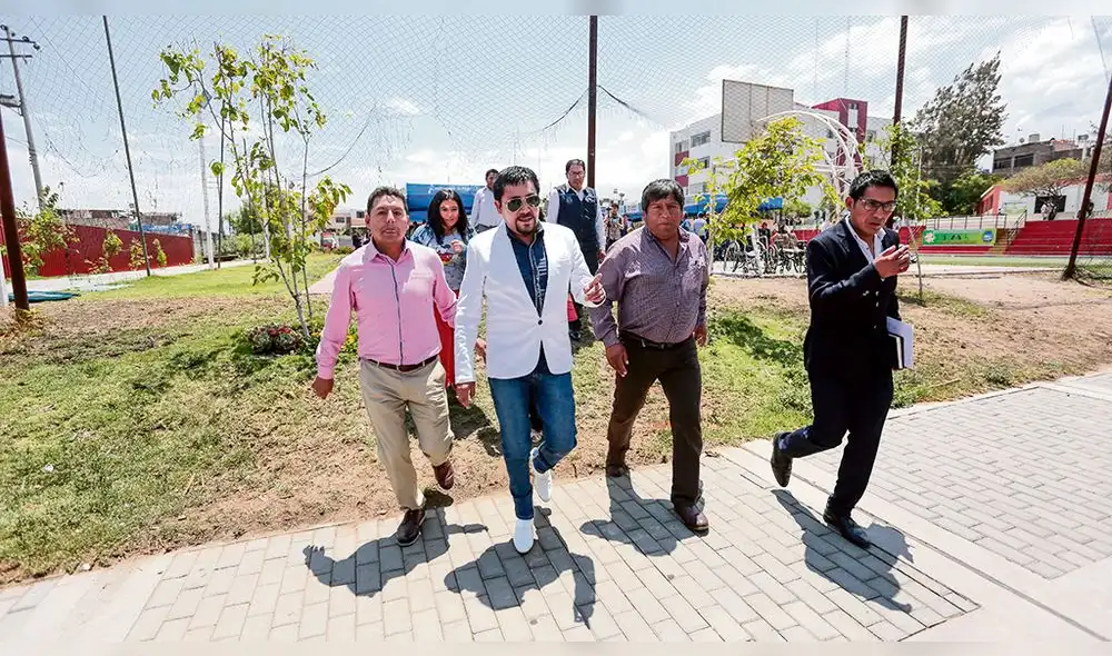 ENTREGA DE SILLA DE RUEDAS POR EL GOBERNADOR ELMER CACERES LLICA ENTREGA DE SILLA DE RUEDAS POR EL GOBERNADOR ELMER CACERES LLICA