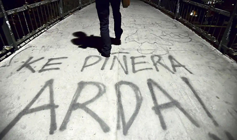 Desacato. La población violó el toque de queda en Santiago.