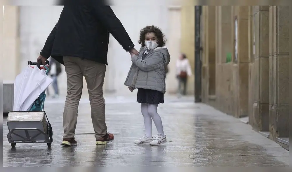 Menores estarán permitidos de acompañar a sus padres a realizar actividades necesarias. (Foto: El País) Menores estarán permitidos de acompañar a sus padres a realizar actividades necesarias. (Foto: El País)