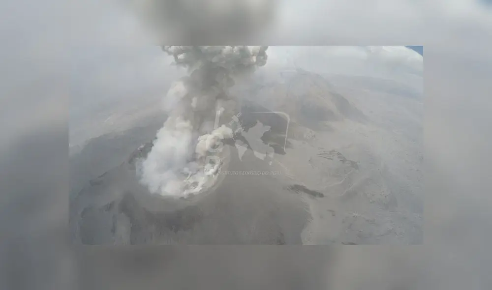 Dron vuelve a sobrevolar el volcán Sabancaya en plena erupción [VIDEO]