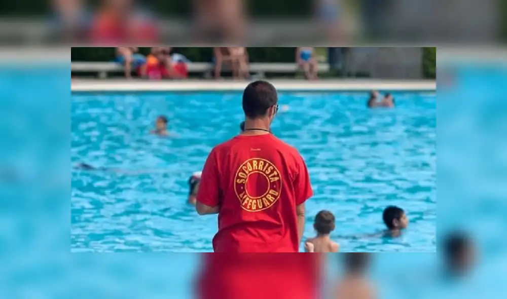 La niña se lanzó por un tobogán con salida a la piscina. Foto: EFE