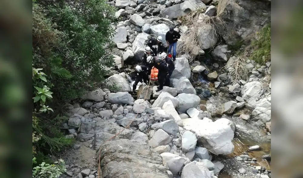Dos personas fallecen al caer camioneta a un abismo Dos personas fallecen al caer camioneta a un abismo