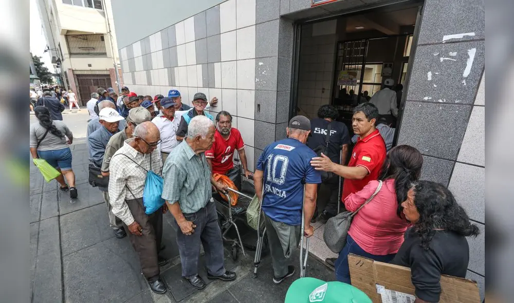 13.03.2020 ALDAIR MEJIA

COLAS EN LAS AFUERZAS DEL COMEDOR LAS NAZARENAS