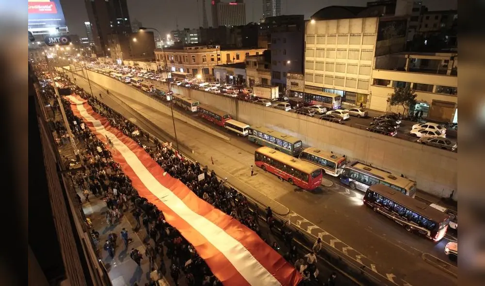“¡Que se vayan todos!”: las mejores postales de la marcha a favor del adelanto de elecciones “¡Que se vayan todos!”: las mejores postales de la marcha a favor del adelanto de elecciones
