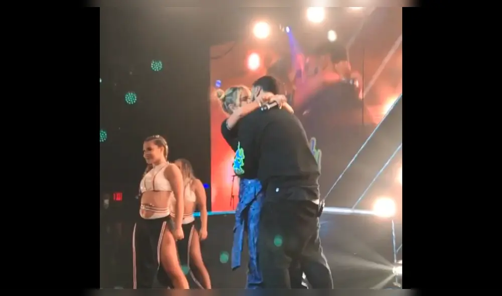 Karol G y Anuel AA se dan apasionado beso durante show y fans gritan de emoción [VIDEO]