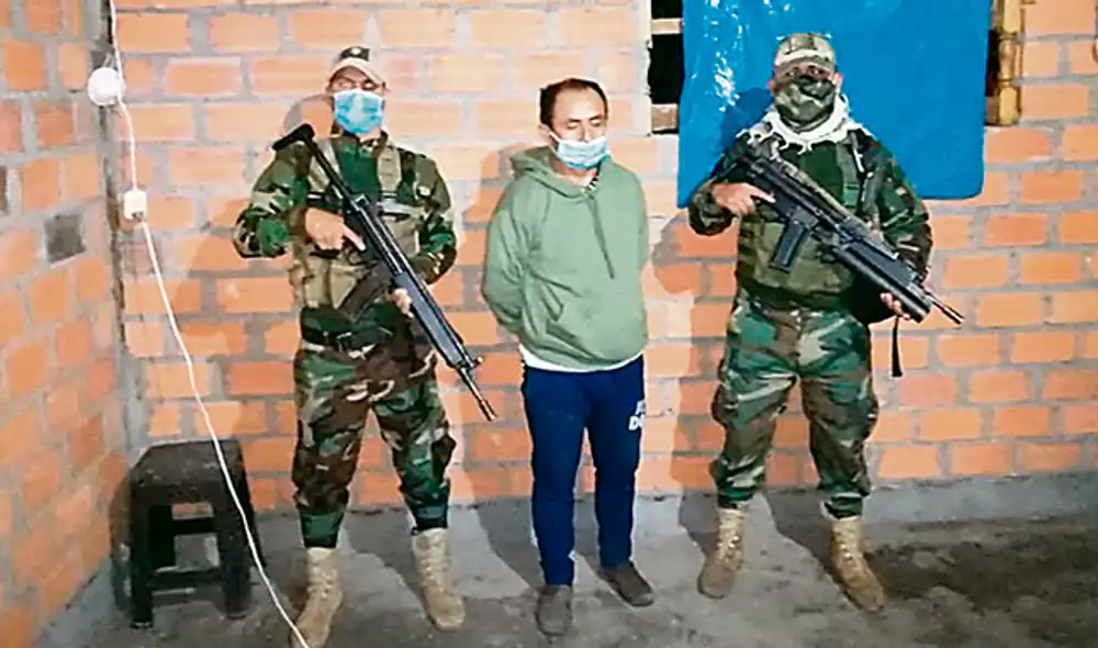 A la cárcel. Gregorio Santos, escoltado por la policía, al momento de su captura en una casa rústica de Trancayu, a 20 minutos de Rioja.