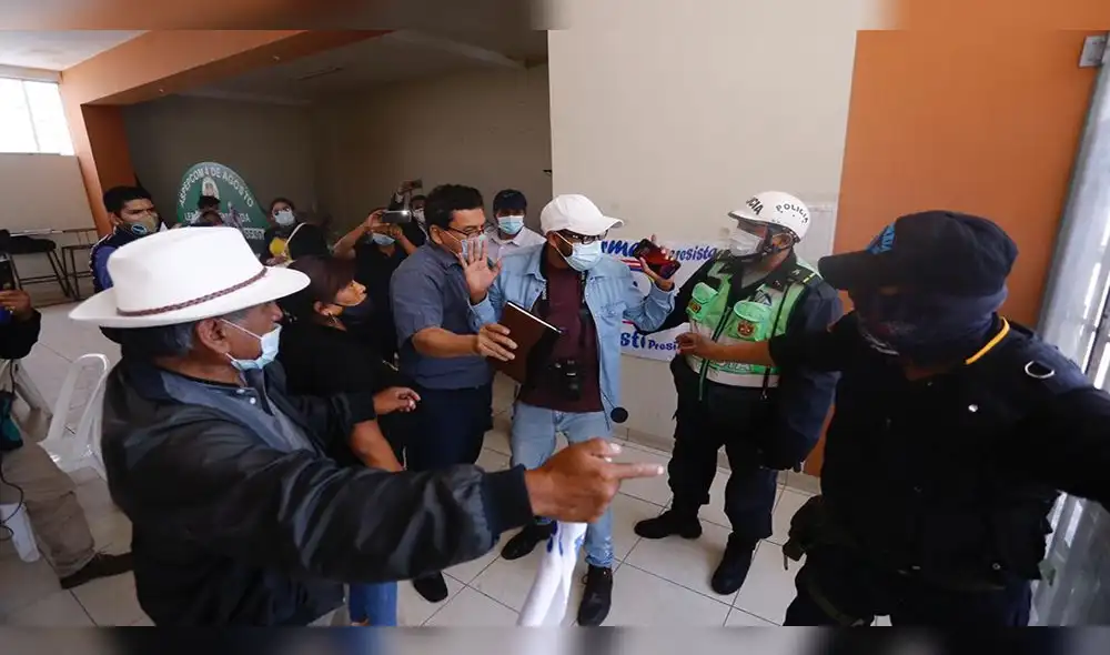 Policía tuvo que intervenir en el local donde se desarrollaba la conferencia de prensa.