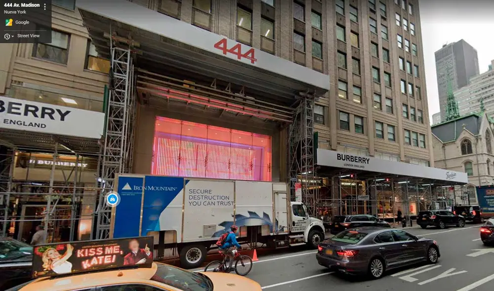 Desliza las imágenes para ver cómo luce el edificio mostrado en la cinta Si yo tuviera 30. Foto: captura de Google Maps