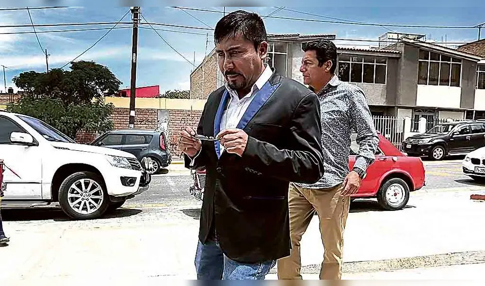 ELMER CACERES LLICA EN LA ENTREGA DE INSTRUMENTOS MUSICALES AL COLEGIO SAN MARTIN DE SOCABAYA ELMER CACERES LLICA EN LA ENTREGA DE INSTRUMENTOS MUSICALES AL COLEGIO SAN MARTIN DE SOCABAYA