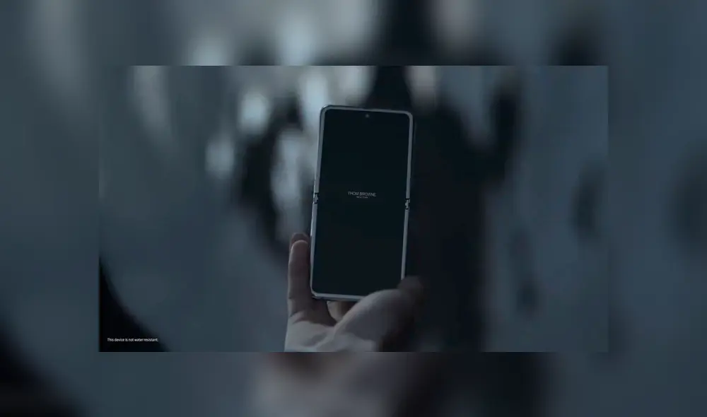 Un nuevo video publicitario del Samsung Galaxy Z Flip revela una edición especial en colaboración con Thom Browne.