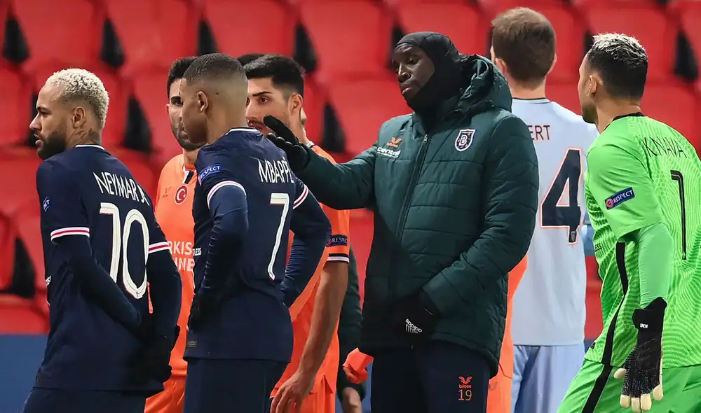 Las palabras del cuarto árbitro desataron la indignación de Demba Ba (Istanbul). Foto: AFP