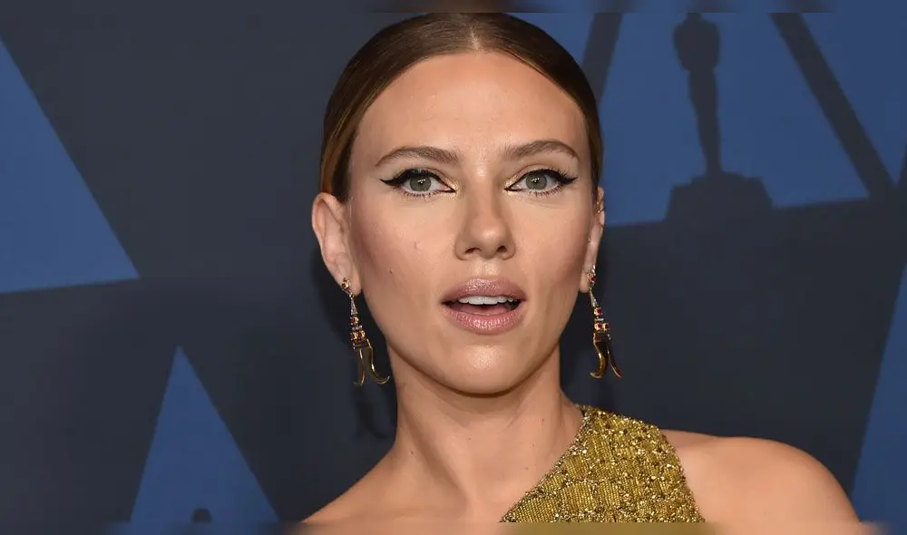 Scarlett Johansson se levanta la blusa para mostrar su peculiar tatuaje Scarlett Johansson se levanta la blusa para mostrar su peculiar tatuaje