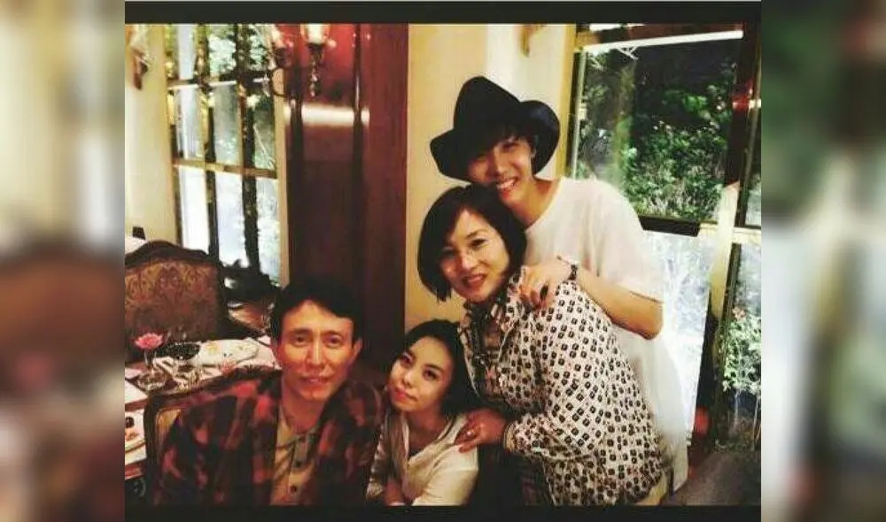 J-Hope junto a su familia. J-Hope junto a su familia.