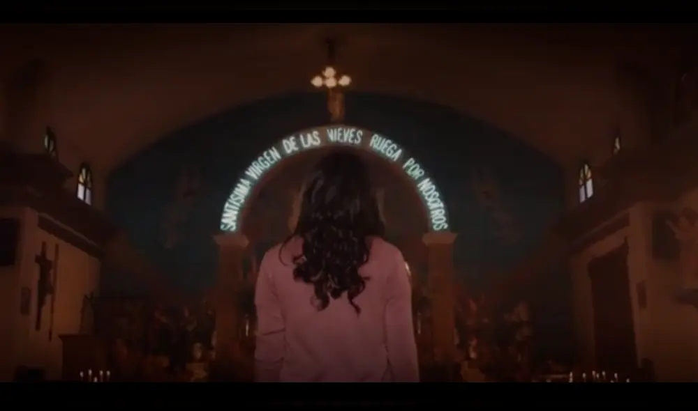 El avance que presentó América muestra a una mujer rezando en una iglesia.