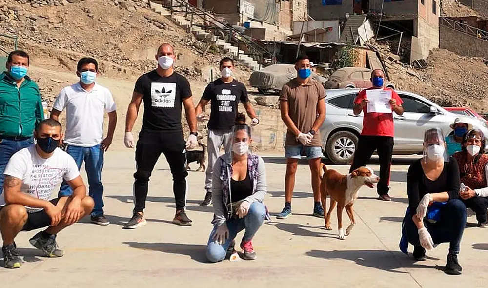 Adrián Zela de Sport Boys entrega víveres a familias afectadas por la pandemia del coronavirus. Foto: Instagram