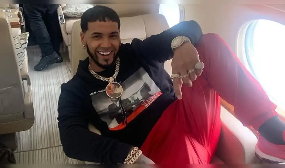 Anuel AA recibe lluvia de críticas por colocar dientes de oro a su menor hijo