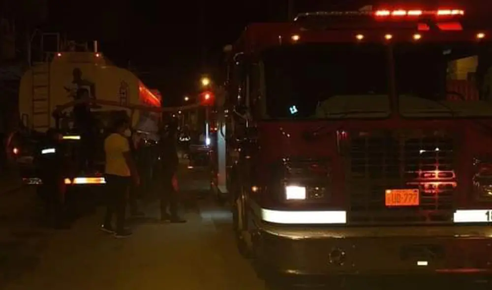 La principal labor de los bomberos era evitar su expansión. Foto: Twitter @EmergenciasPeru