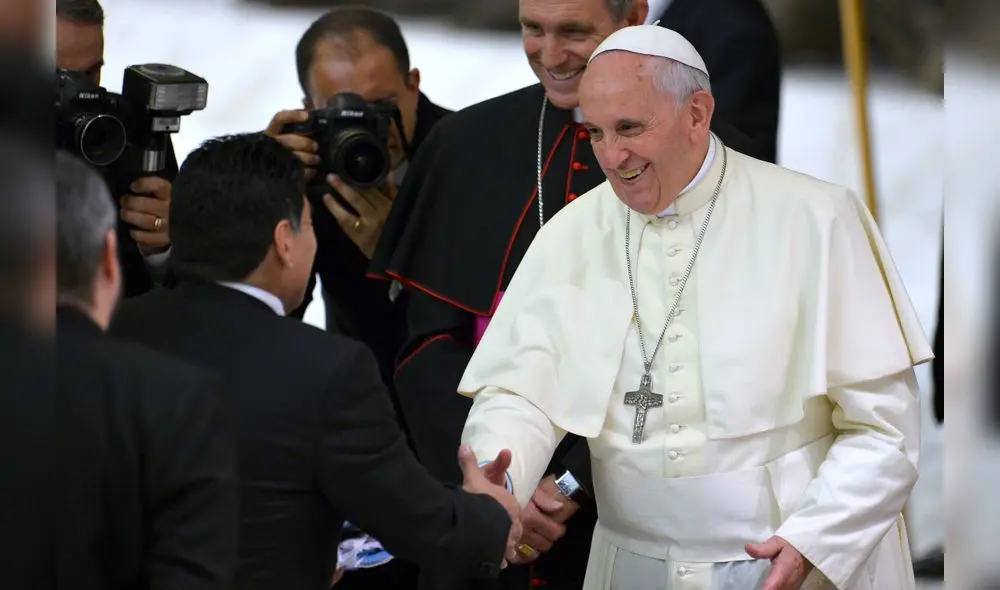 Argentinian former football player Diego Armando Maradona (L) shakes hands with Pope Francis at the Vatican on September 1, 2014 during a meeting with organizers, players and guests of the inter religious "match for peace" football game, played tonight at Rome's Olympic Stadium.  AFP PHOTO / Vincenzo PINTO (Photo by VINCENZO PINTO / AFP)
