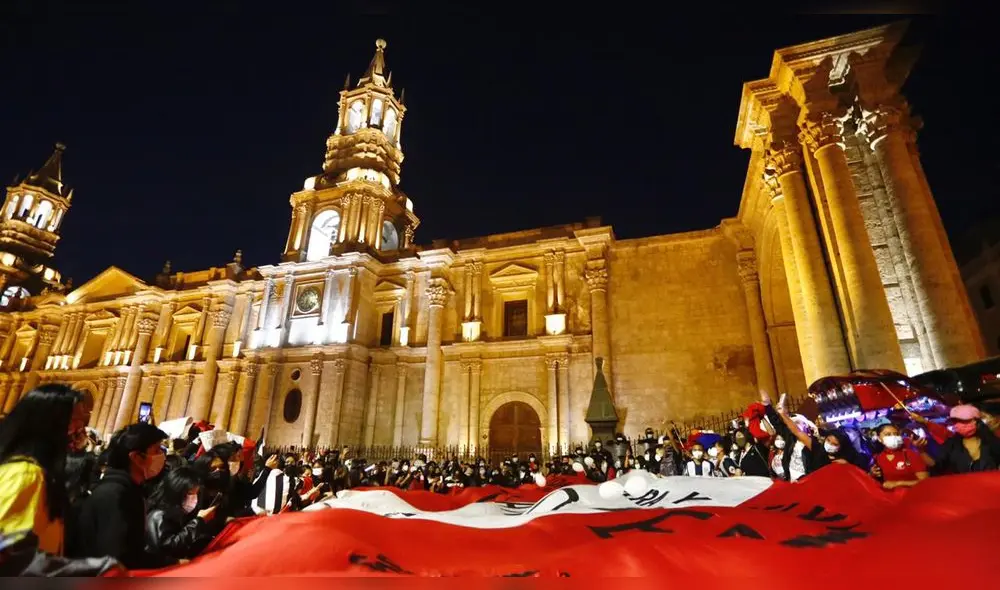 en  las calles. Pese a elección de nuevo presidente, los jóvenes siguieron marchando. Ayer lo hicieron en homenaje a universitarios caidos y para mostrar su rechazo al Congreso.