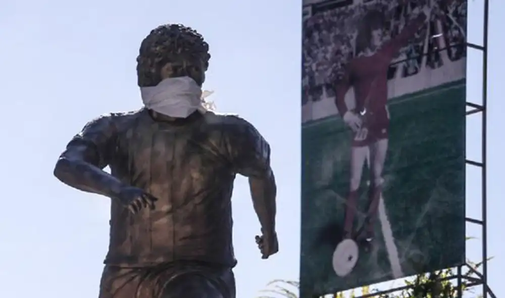 Autoridades argentina cubrieron con una mascarilla la escultura del exastro Diego Armando Maradona. Foto: EFE. Autoridades argentina cubrieron con una mascarilla la escultura del exastro Diego Armando Maradona. Foto: EFE.