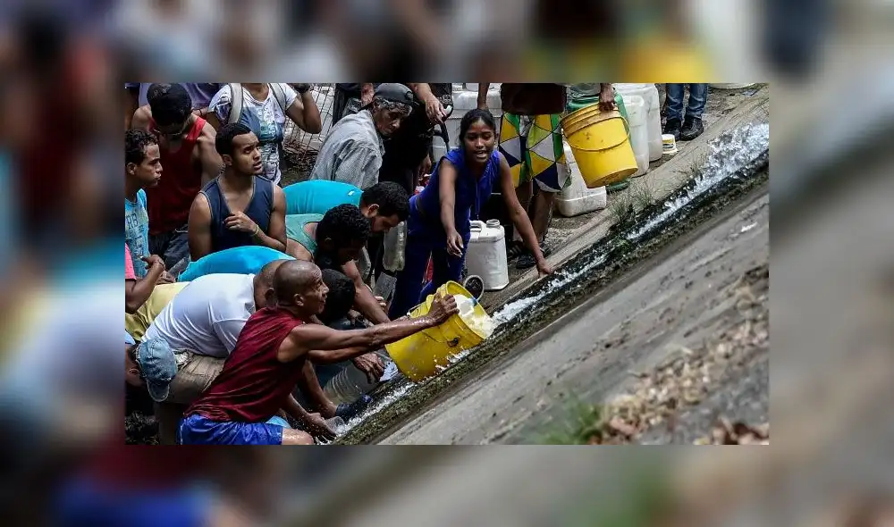 Venezuela: familias buscan agua en río considerado la cloaca de Caracas [VIDEO]
