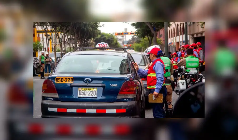 Colectiveros pincharon llantas de sus autos para impedir que ATU los traslade al depósito [FOTOS Y VIDEO]