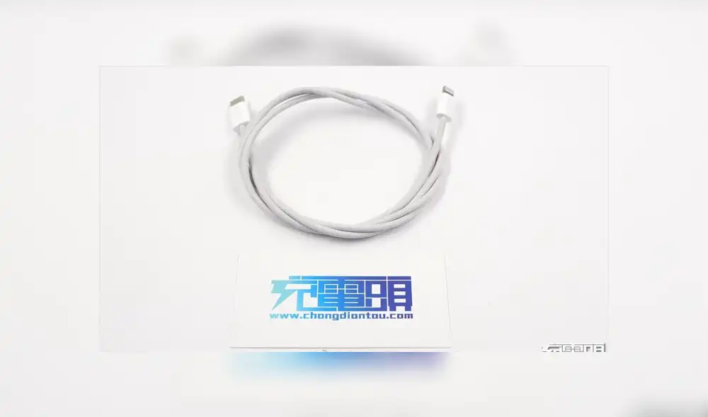 Desliza para ver cómo luce el nuevo cable de datos del iPhone 12. Foto: DuanRui / Twitter.