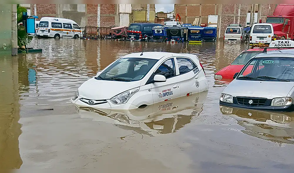 Problema. Las lluvias de El Niño Costero del 2017 inundaron la calle Francisco Cúneo.