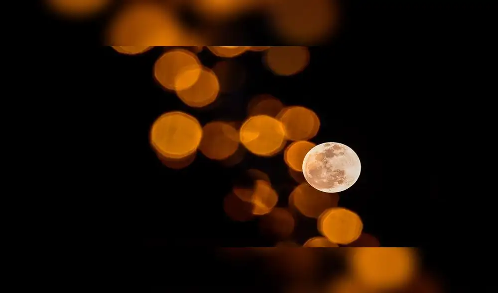 Vista del primer eclipse lunar en la ciudad de Skopje, en Macedonia del Norte. Foto: EFE