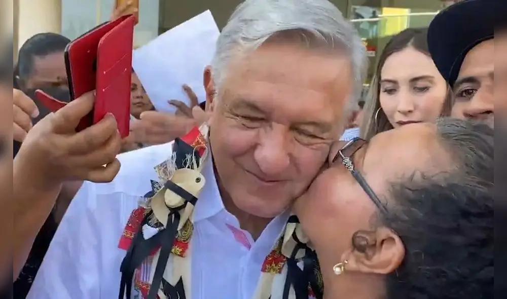 En su llegada al evento, AMLO saludó con besos y abrazos, pese a las medidas impuestas por la Secretaría de Salud. En su llegada al evento, AMLO saludó con besos y abrazos, pese a las medidas impuestas por la Secretaría de Salud.