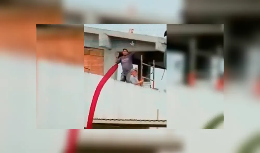 Obrero interrumpió sus labores en el techo de una casa y se dejó llevar por la potente música de evento Obrero interrumpió sus labores en el techo de una casa y se dejó llevar por la potente música de evento